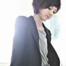 女生巧用甲油胶去除玻璃纤维